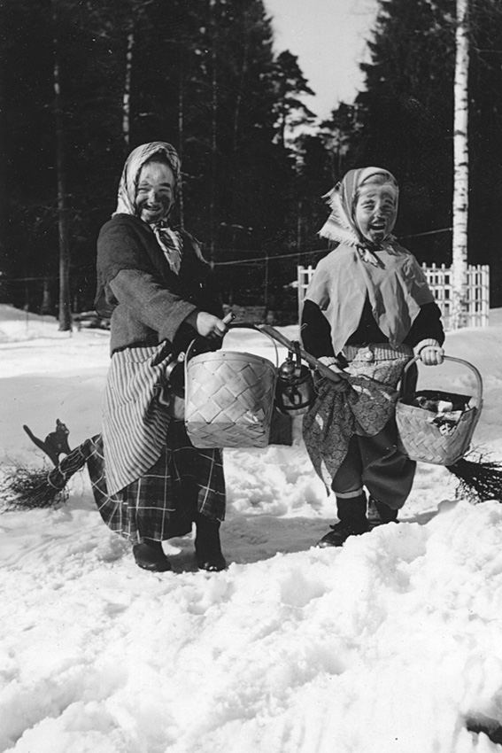 Ingrid Frantzén och Ulla Johansson  som påskkärringar i Lia, Fagered, 1950